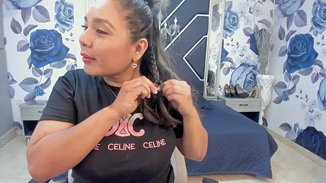 Snapshot of LatinaHoleQueen chatting on October 28, 2:23 pm LatinaHoleQueen online show from October 28, 2:23 pm