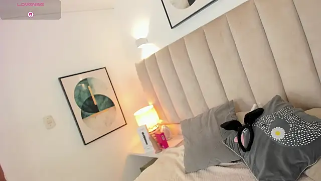 Snapshot of Clhoe_Johnson chatting on October 17, 1:25 pm Clhoe Johnson online show from October 17, 1:25 pm