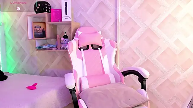 Snapshot of Clhoe_Johnson chatting on October 23, 1:06 pm Clhoe Johnson online show from October 23, 1:06 pm