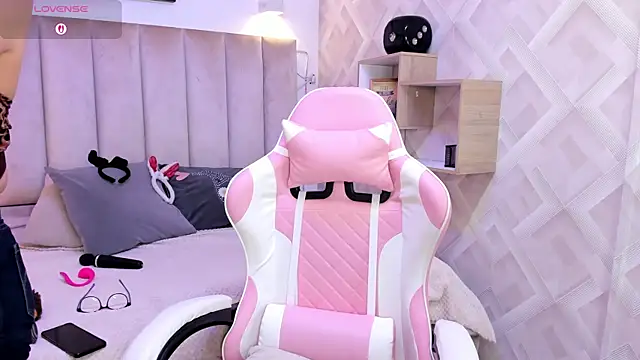 Snapshot of Clhoe_Johnson chatting on October 28, 12:22 pm Clhoe Johnson online show from October 28, 12:22 pm