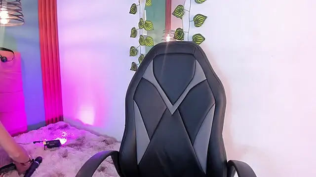 raven smith  online show from February 17, 2:44 am