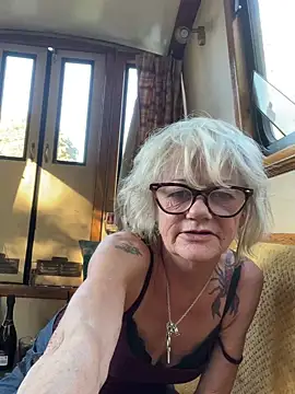 Snapshot of ladyboatlady chatting on September 28, 3:39 pm ladyboatlady online show from September 28, 3:39 pm