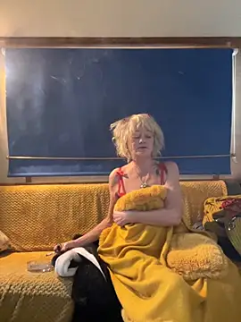 Snapshot of ladyboatlady chatting on October 31, 7:34 am ladyboatlady online show from October 31, 7:34 am