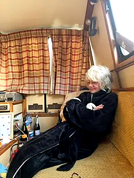 Snapshot of ladyboatlady chatting on October 5, 7:35 am ladyboatlady online show from October 5, 7:35 am