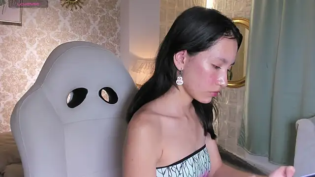 LilyThea online show from November 16, 9:59 pm