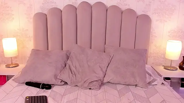 Snapshot of ShaynaHosk chatting on September 16, 9:34 pm ShaynaHosk online show from September 16, 9:34 pm