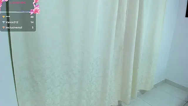 Snapshot of EmiilyEvans_ chatting on October 7, 1:10 am EmiilyEvans  online show from October 7, 1:10 am