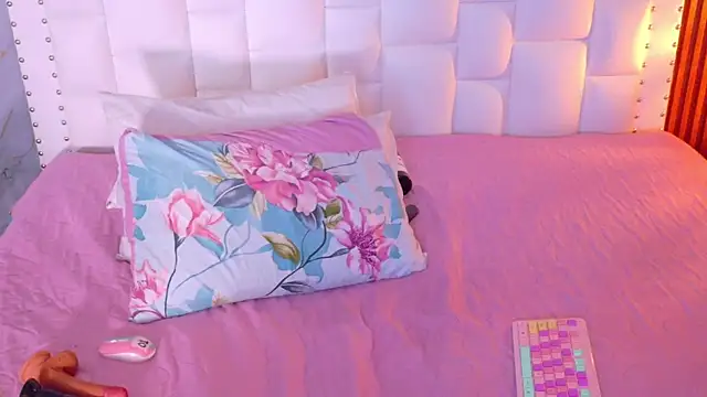 Snapshot of cutepetitee chatting on October 19, 9:06 pm cutepetitee online show from October 19, 9:06 pm