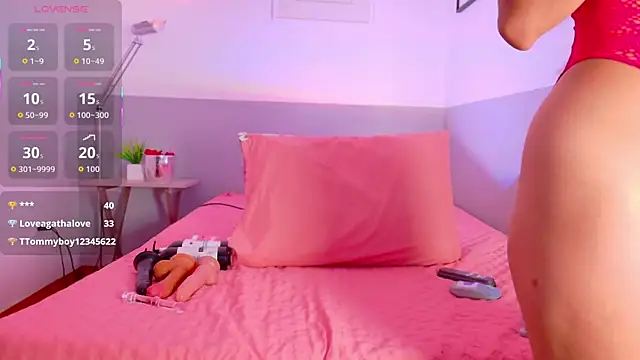 Snapshot of cutepetitee chatting on October 8, 8:35 pm cutepetitee online show from October 8, 8:35 pm