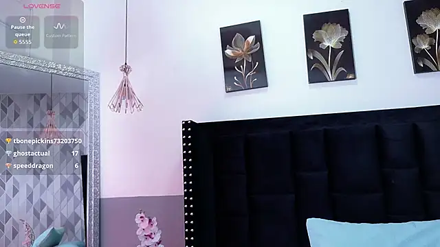 Snapshot of cutepetitee chatting on October 5, 7:52 pm cutepetitee online show from October 5, 7:52 pm