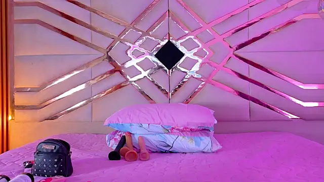 cutepetitee online show from November 5, 7:52 pm