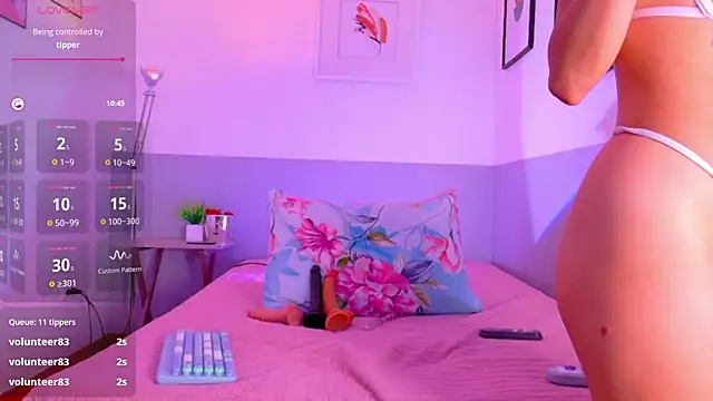 Snapshot of cutepetitee chatting on October 6, 8:02 pm cutepetitee online show from October 6, 8:02 pm