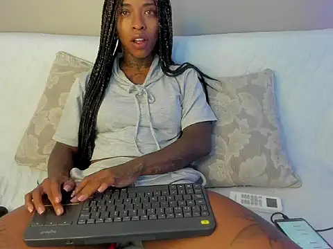 Snapshot of Pauline_Fox chatting on September 22, 2:43 am Pauline Fox online show from September 22, 2:43 am