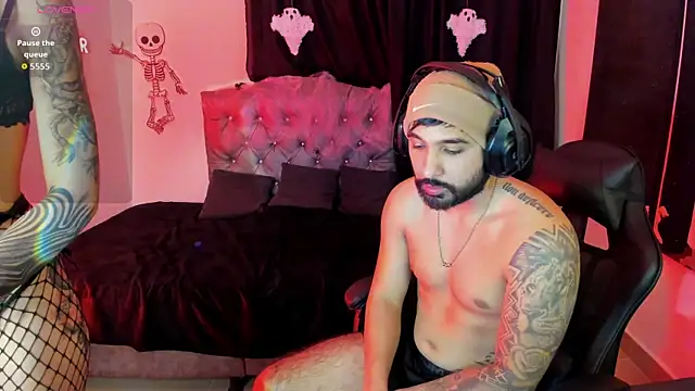 Snapshot of DanteAndVictoria chatting on October 17, 2:59 am DanteAndVictoria online show from October 17, 2:59 am