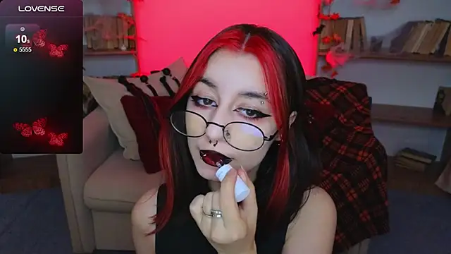 Snapshot of Mistress__Marcelline chatting on October 29, 9:46 am Mistress Marcelline online show from October 29, 9:46 am