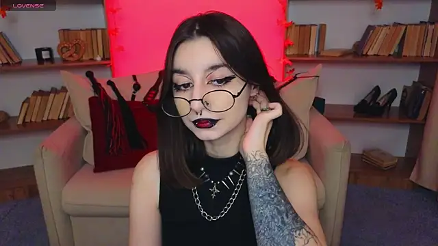 Snapshot of Mistress__Marcelline chatting on October 3, 10:09 am Mistress Marcelline online show from October 3, 10:09 am