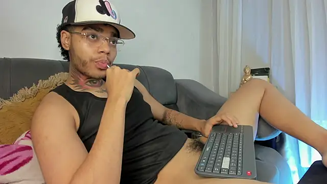 Snapshot of santi_xximo chatting on November 2, 2:15 am santi xximo online show from November 2, 2:15 am