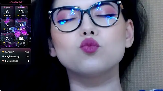 Snapshot of KaylaLewys chatting on October 12, 6:21 pm KaylaLewys online show from October 12, 6:21 pm