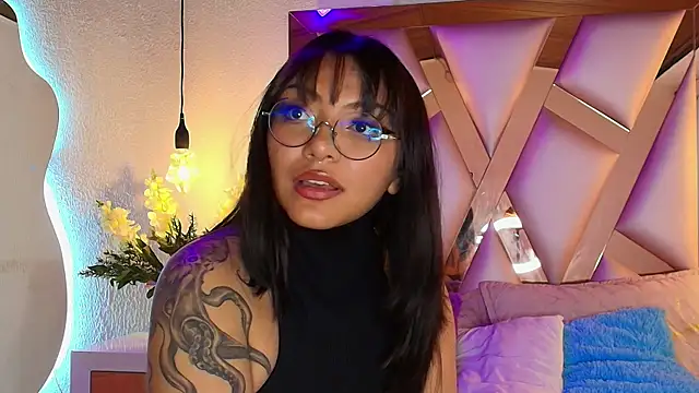 Victoria Thompson1 online show from September 18, 10:30 pm