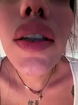 Snapshot of Bella__Wood chatting on October 1, 8:36 pm Bella Wood online show from October 1, 8:36 pm