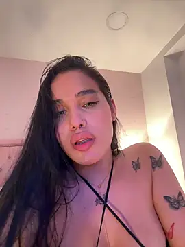 Snapshot of Bella__Wood chatting on October 26, 8:37 pm Bella Wood online show from October 26, 8:37 pm