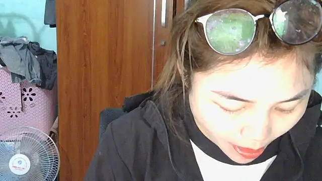 Snapshot of Uhem112 chatting on October 23, 3:45 am Uhem112 online show from October 23, 3:45 am