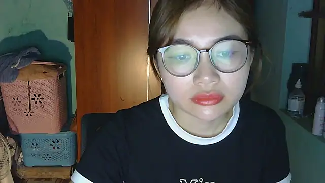 Snapshot of Uhem112 chatting on October 21, 3:32 am Uhem112 online show from October 21, 3:32 am