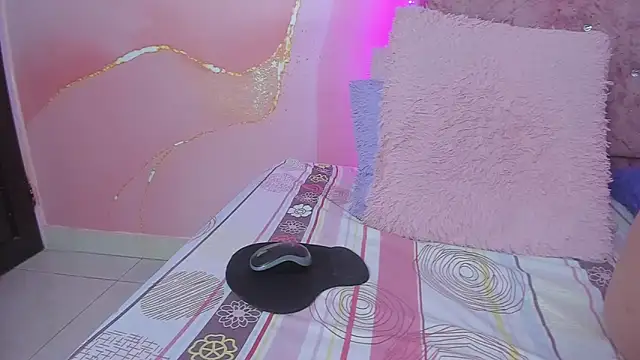 Snapshot of violet_taylor_ chatting on October 19, 3:19 am violet taylor online show from October 19, 3:19 am