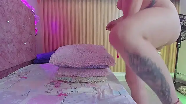 Snapshot of violet_taylor_ chatting on October 15, 2:36 am violet taylor online show from October 15, 2:36 am