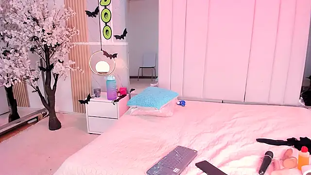 Snapshot of EmmaWilliam1 chatting on October 8, 7:24 am EmmaWilliam1 online show from October 8, 7:24 am