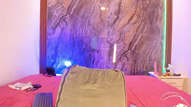 MiiaaCollinss online show from November 6, 3:40 pm