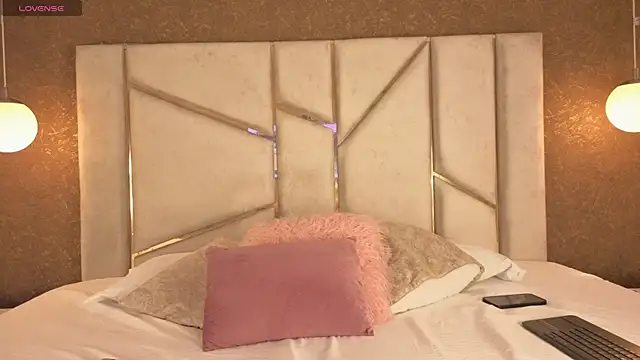 Miiss Bubble online show from September 22, 7:45 pm