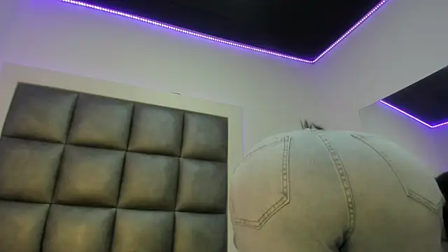 Snapshot of Mia_lopez__ chatting on October 31, 12:42 pm Mia lopez online show from October 31, 12:42 pm