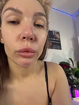 AlysonHuxley  online show from February 18, 4:00 am