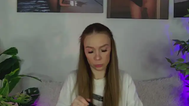 AlysonHuxley  online show from April 6, 7:15 pm