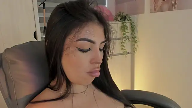 Snapshot of EmmyKenner chatting on October 31, 1:37 pm EmmyKenner online show from October 31, 1:37 pm