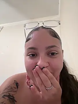 Snapshot of babykalirose chatting on October 29, 4:50 am babykalirose online show from October 29, 4:50 am