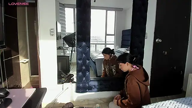 CHARLOTTE KNOX online show from October 21, 12:09 pm