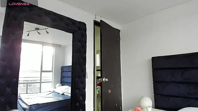 CHARLOTTE KNOX online show from October 31, 11:36 am