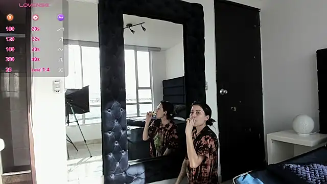 CHARLOTTE KNOX online show from October 22, 12:10 pm