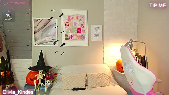 Snapshot of Olivia_Kindes chatting on October 26, 5:41 pm Olivia Kindes online show from October 26, 5:41 pm