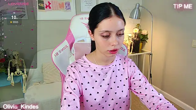 Snapshot of Olivia_Kindes chatting on October 22, 5:07 pm Olivia Kindes online show from October 22, 5:07 pm