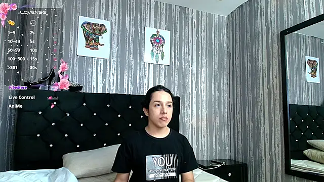 Snapshot of Alicee_Moonn chatting on October 21, 8:02 pm Alicee Moonn online show from October 21, 8:02 pm