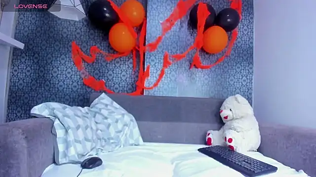 Snapshot of Zoe_White_ chatting on October 29, 12:42 pm Zoe White online show from October 29, 12:42 pm