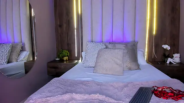 Snapshot of Mia_Roswell chatting on October 6, 12:27 am Mia Roswell online show from October 6, 12:27 am