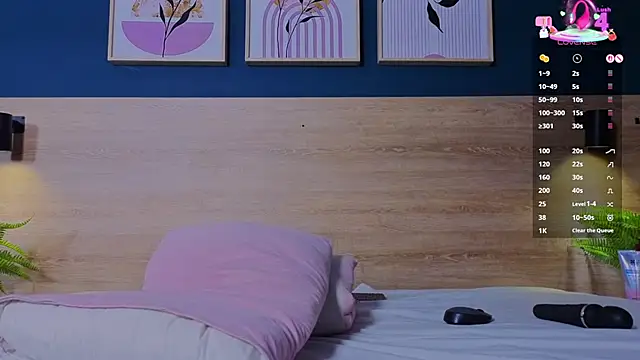 Snapshot of SarahMiler_ chatting on October 4, 12:33 pm SarahMiler  online show from October 4, 12:33 pm