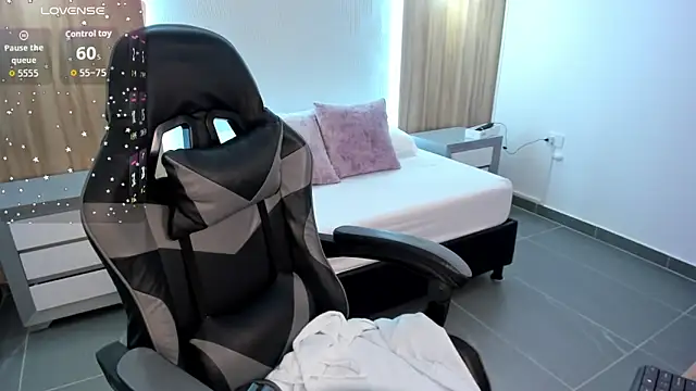 Snapshot of megara_x_ chatting on October 18, 11:39 pm megara x online show from October 18, 11:39 pm