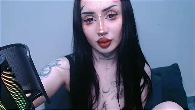 Snapshot of alisa_tattoogirl1 chatting on October 30, 10:22 pm alisa tattoogirl1 online show from October 30, 10:22 pm