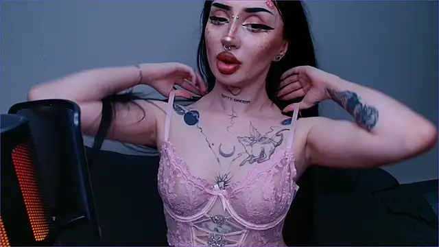 Snapshot of alisa_tattoogirl1 chatting on October 25, 1:35 am alisa tattoogirl1 online show from October 25, 1:35 am