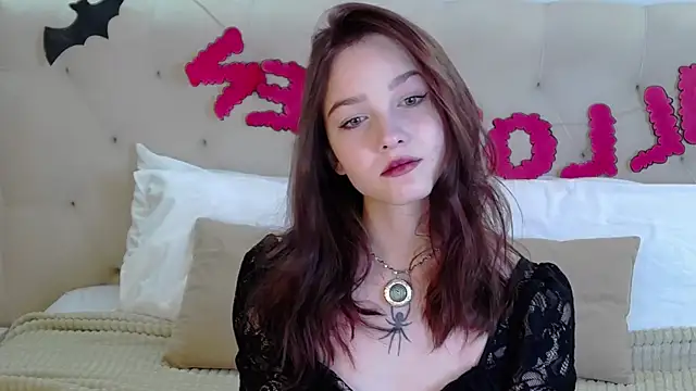 Snapshot of MichelleRoux chatting on October 31, 1:15 pm MichelleRoux online show from October 31, 1:15 pm